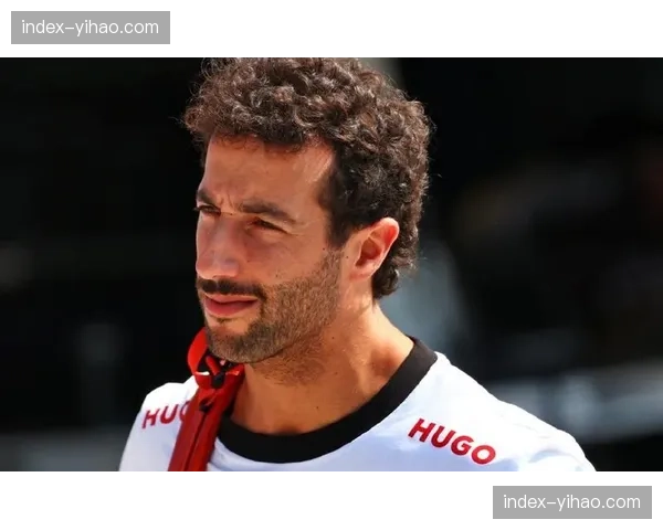 澳大利亚车迷自制大型“丹尼尔·里卡多”人偶现身看台