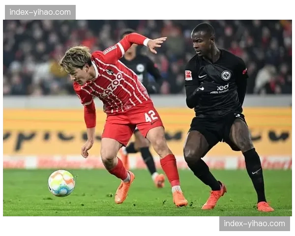 法兰克福赛前最后一练，重点演练了针对多特蒙德边路进攻的防守策略