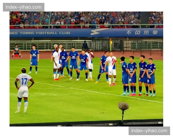 特写:看台上的父母——武汉三镇小将首次首发家人的观赛时刻